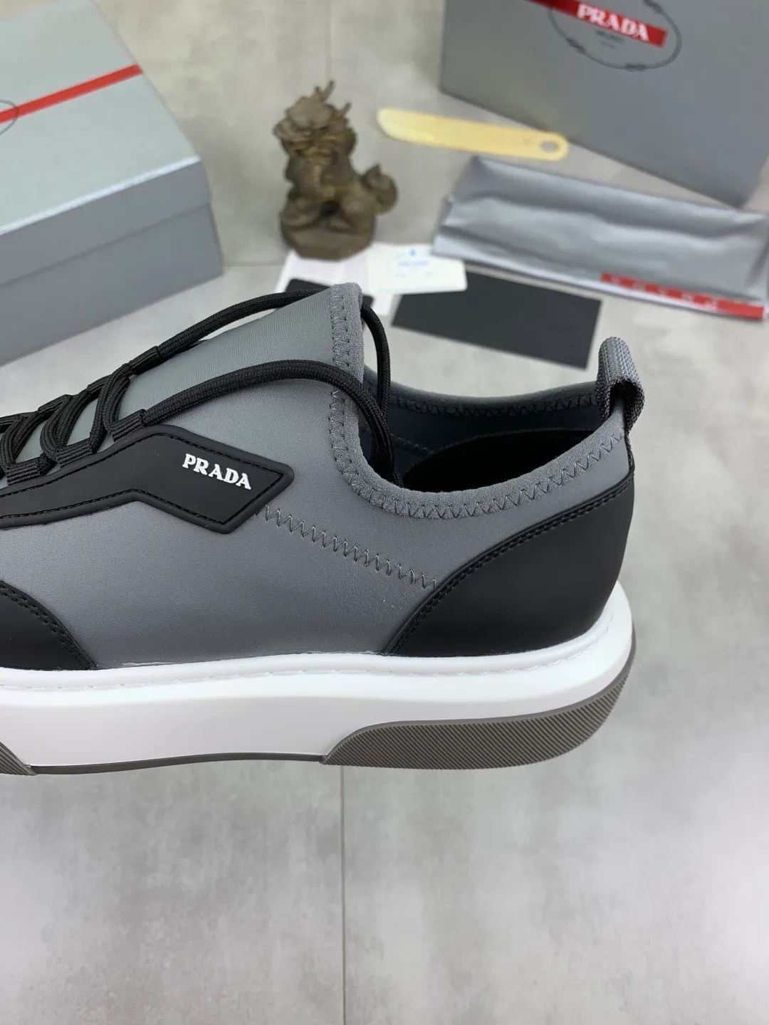 Men's shoes 💰P560💰[New style] popular models are on the official website, 🆘 Trendy brand (Prada) mainly promotes popular models, avant-garde and versatile fashion men's shoes private version mold opening, cowhide surface splicing 1:1.. Fashionable and simple, original imported cowhide lining cowhide feet; the atmosphere and personality are more fashionable, eye-catching and pursuing class. It will subvert the old idea and be a must-have for fashionistas with you! Must keep it for yourself! Tall and comfortable, large and low, high-end quality workmanship. Size: 38-44 3️⃣colors available.